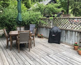 Cozy cabin with 1 bedroom and WiFi, AC in enjoyable White Salmon - White Salmon - Patio