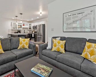 Blue Ridge View Pet Friendly, Deck, Gril - Marion - Living room