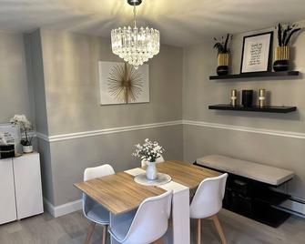 Luxurious, newly renovated retreat - Springfield - Dining room