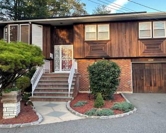 Comfort Haven/King-Sized Bed/Near Nautical Mile- 20 minutes from JFK - Baldwin - Edificio