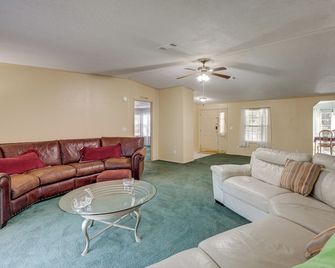 Peaceful Mcalpin Home on 5 Acres w/ Private Deck! - Live Oak - Wohnzimmer