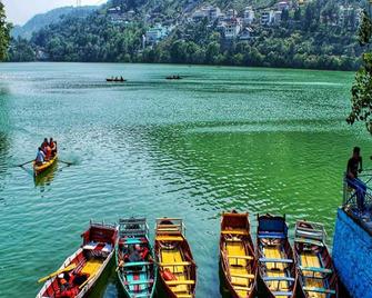 Blusalzz Villas - The Green Roof, Bhimtal - Uttarakhand - Bhimtal - Slaapkamer