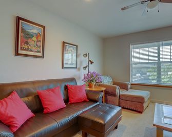 Beautiful Condo River Views Steps to Downtown Heart of Hood River 4263 - Hood River - Living room