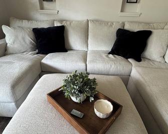 3br Ranch / Near Hospitals, Universities, Bluff, River, Coffee Shop, & More! - La Crosse - Sala de estar