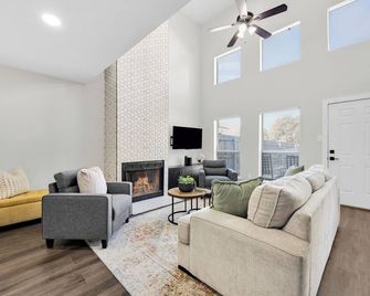 Charming 3-bedroom townhome with AC and WiFi in Grapevine - Grapevine - Living room