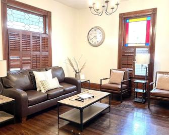 Historic Haven at 4th and Gill - Knoxville - Living room
