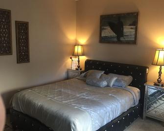Mini Suite with attached bath non smoking - Elk Grove - Bedroom