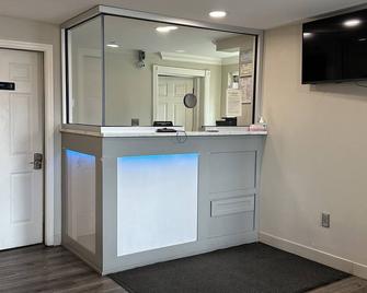 Antioch Quarters Inn and Suites - Antioch - Front desk