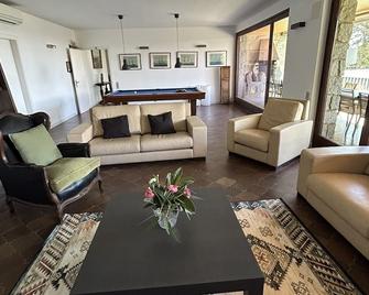 Villa for 24-28 with A/C, football pitch, beach, seaviews, close to Barcelona - Sant Vicenç de Montalt - Вітальня