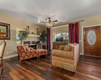 Lakeside Mansion Waterfront Family Reunions + Events! - Lake Elsinore - Living room