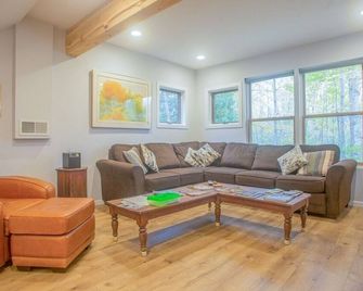 The Cabin @ Plum Bottom Voted Best of Door County - Egg Harbor - Living room