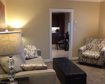 Luxury Main Floor Suite, Walk To Hospital, Business And Restaurant District - Prince George - Living room