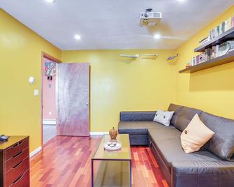 Cozy Waltham Condo ~ 11 Mi to Downtown Boston! - Waltham - Oturma odası