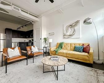Sleepover Charming 1bd 1ba Wichita Lofts - Wichita - Living room