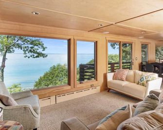 Private Beach, Beauty, Seclusion - Muskegon - Living room