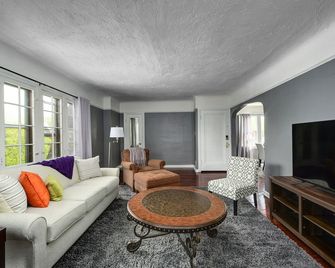 Cozy Apartment in Safe Area ~ 15 min from Cleveland Clinic ~ Long Stays Welcome - Shaker Heights - Living room