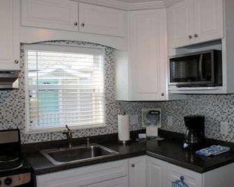 Cottage on Beach Side of Gulf Blvd! - Treasure Island - Kitchen