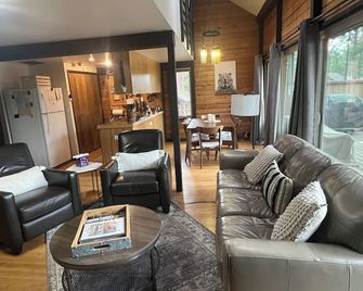Stylish Sunriver Cabin 2 Bed 2 Bath + Loft, 6 Sharc Passes, Pet Friendly! - Sunriver - Living room