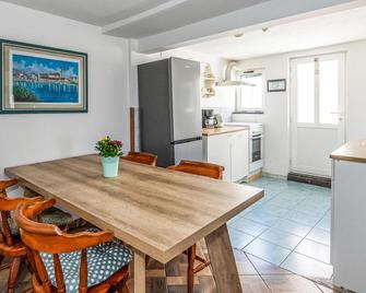 Amazing Home In Opuzen With Kitchen - Opuzen - Dining room