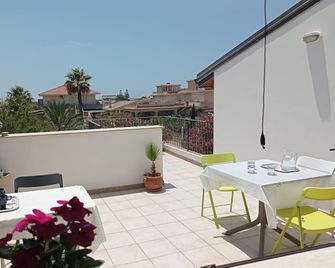 Apartment Mirto 300 meters from the beach of Santa Maria del Focallo - Santa Maria del Focallo - Balcony