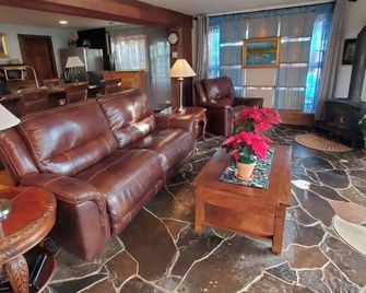 Riverfront, Indoor, Outdoor Jacuzzi, Warm and Cozy.brYou're gonna love it! - Glenwood Springs - Living room