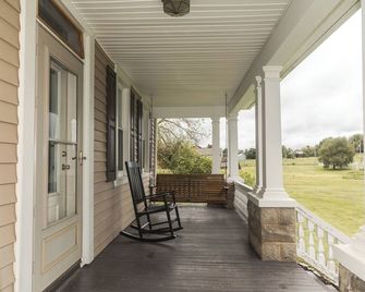 The Dwelling House - Cozy Farmhouse with hot tub - Mifflinburg - Balcón
