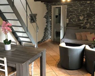 Charming 2-bedroom house in beautiful Beaufort-en-Anjou with WiFi - Beaufort-en-Anjou - Sala de estar