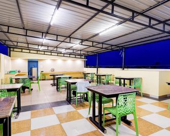 Super Townhouse White Town Near Rock Beach - 푸두체리 - 레스토랑