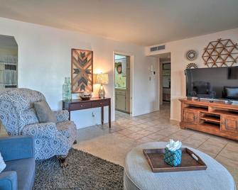 Quaint Sun City Home: Covered Patio & Private Yard - Sun City - Living room