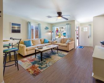 Bring Your Bag And Get Ready To Relax!! - Oxnard - Living room