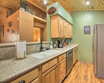 3 Mi to Fool Hollow Lake Cozy Cabin with Deck - Show Low - Kuchyň