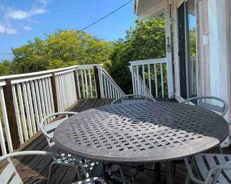 Déja Vu Central Location, Steps From Beach, Close To All - Farmer’s Hill - Balkon