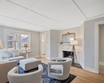 Cobblestone Cottage, 4 Bedroom, centrally located - La Crosse - Living room