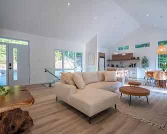 Le Timothée, Splendide Chalet Neuf avec Piscine Spa et Billard près de Tremblant - Brownsburg-Chatham - Living room