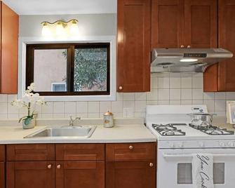 Charming 1-bedroom house with AC, WiFi in delightful San Bruno - San Bruno - Kitchen