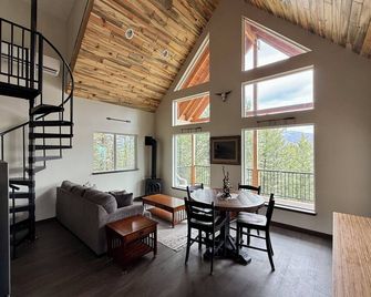 New Mountain Cabin perfect for outdoor enthusiasts- hiking, fishing, relaxing! - Clinton - Dining room