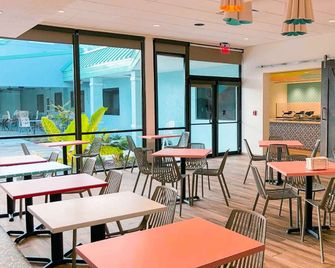 Beachside Hotel and Suites - קוקואה ביץ' - מסעדה