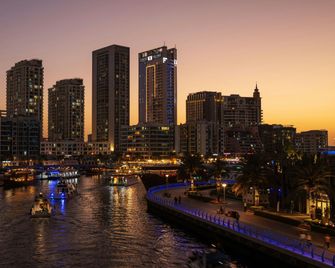 The First Collection Dubai Marina - دبي - مبنى