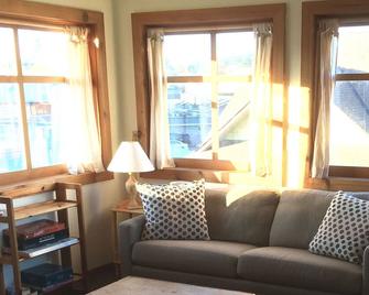 Family Friendly, In-town Accommodations - Friday Harbor - Living room