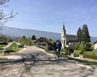 Small House And Its Garden In The Center Of The Village Of Duingt 200 Meters From The Lake - Duingt - Toà nhà