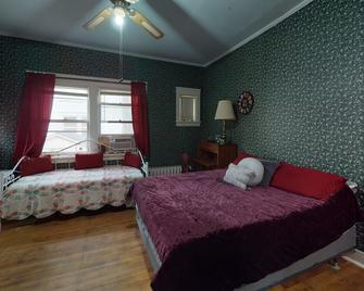 Bougainvillea Bed & Breakfast - Suite #2 Cars - Wausau - Habitación