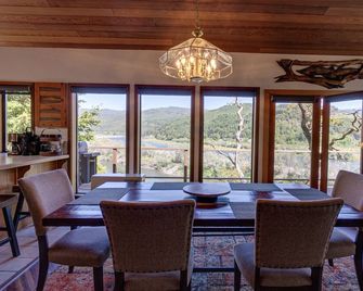 Rogue Keystone Lodge- River Front Views/Spa/Sleeps 7 - Gold Beach - Comedor