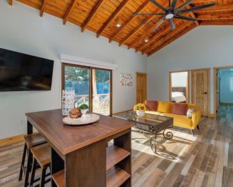 Paradise Reef Villas - French Harbor - Dining room