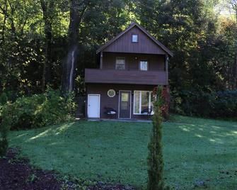 Creekside Cabin Getaway - Winona - Budova