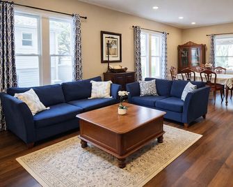 3 BR Home near DT Woodstock Square with Hot Tub & Arcade Games! - Woodstock - Living room