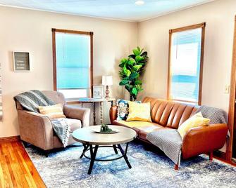 Cozy and Stylish Retreat - Thief River Falls
