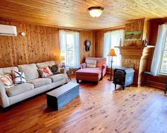 Tom Frank Gaskins: Dog friendly historic home located near the harbor. - Ocracoke - Sala de estar