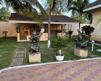 Bedroom 1 in Tropical Accra House - Acra - Patio
