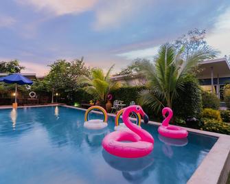 Bluemoon Riverside Resort Ubon Ratchathani - Khong Chiam - Piscina