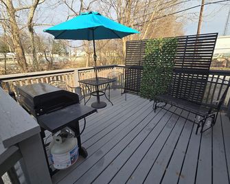 Creekside Cottage. Great deck! Private! - Mount Vernon - Balcón